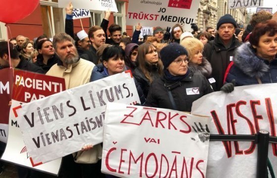 В Латвии протестуют медики