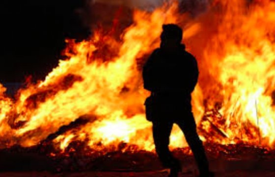 Латвийским спасателям удалось ограничить один из трех пожаров на болоте