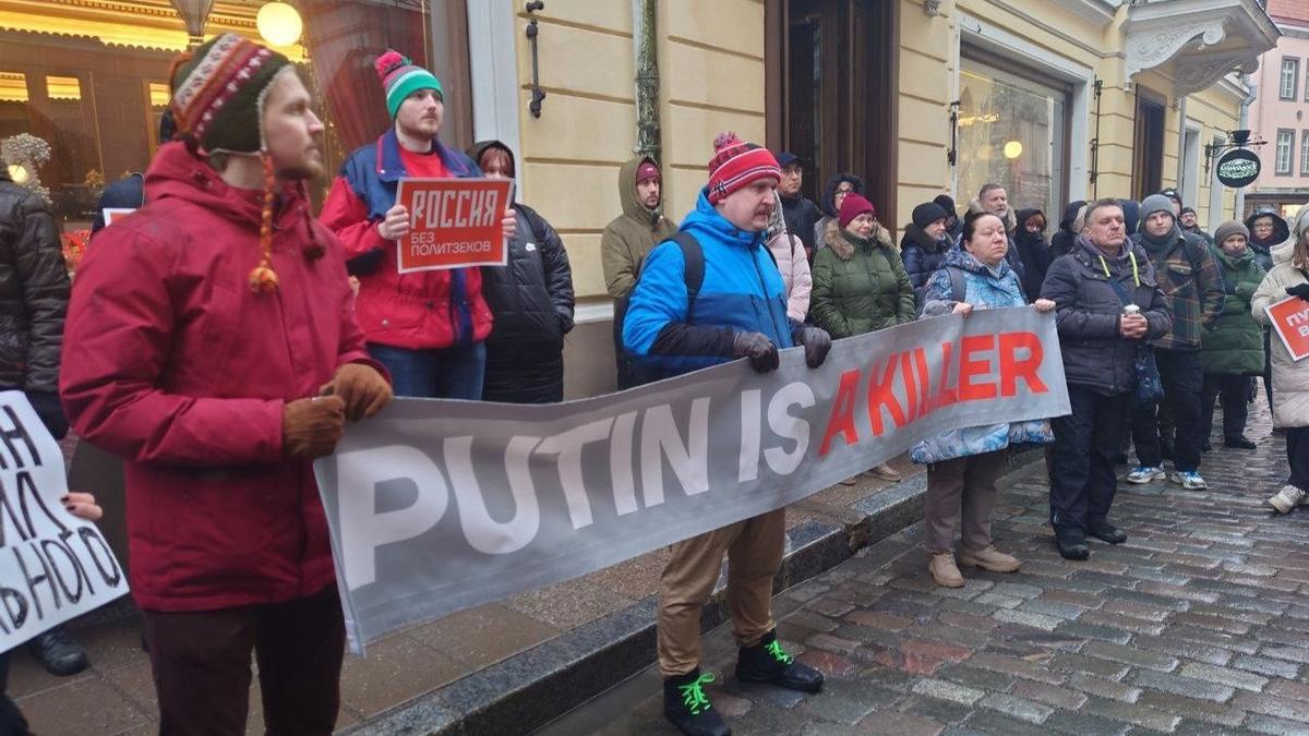 Акция в память Навального прошла у посольства РФ в Таллинне: «Алексей Навальный умер в тюрьме. А народ России сейчас живет в тюрьме»