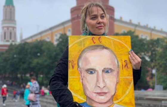 Активистку оштрафовали за молитву с иконой Путина