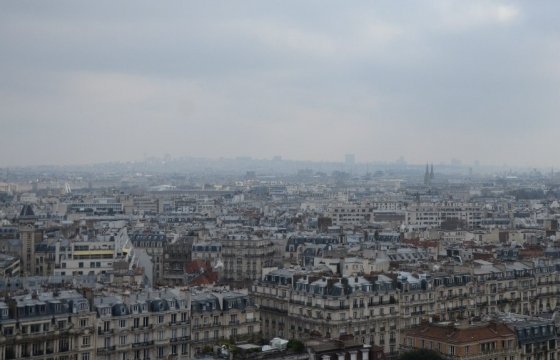 В Париже мужчина с молотком напал на полицейского