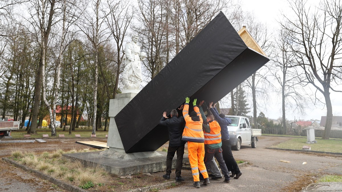 В литовском Расейняй памятник советскому воину закрыли ширмой