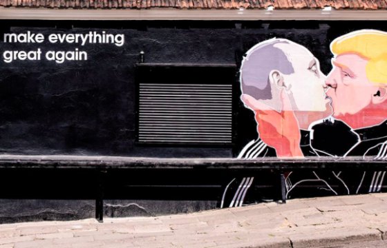 На вильнюсском граффити — поцелуй Путина и Трампа