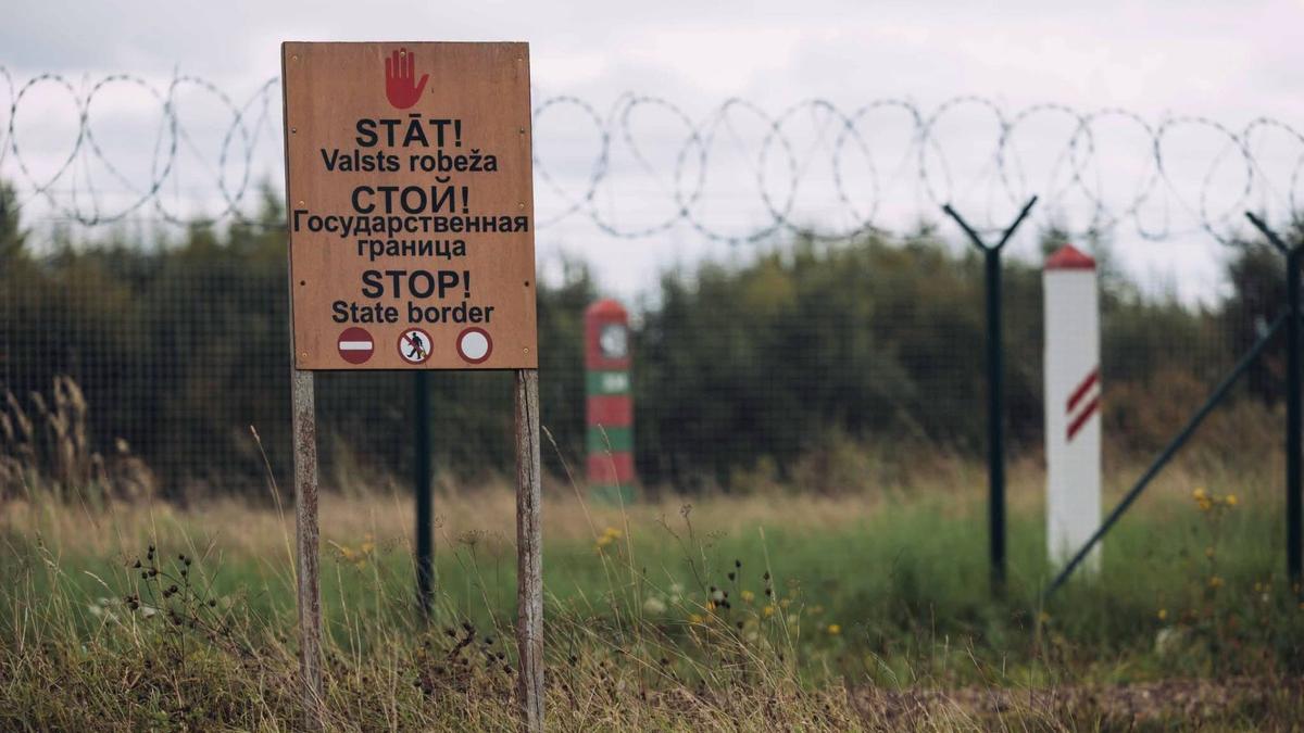 Вооруженные люди при попытке провести в Латвию мигрантов пересекли границу и украли камеры наблюдения