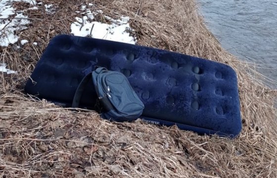 Житель Литвы пытался забрать контрабандные сигареты из реки на надувном матрасе