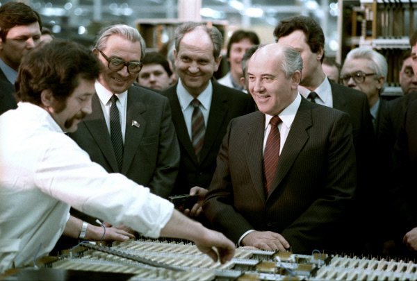 Горбачев посещает завод «ВЭФ». Фото: Национальный архив Латвии