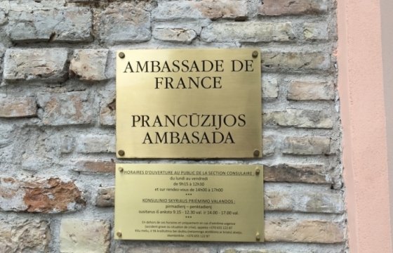 К посольствам Франции в странах Балтии несут цветы и свечи