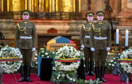 В Вильнюсе начались торжественные похороны лидера литовских партизан Раманаускаса-Ванагаса (ФОТО)