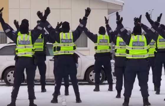 Таллинские полицейские поддержали флэш-моб в честь столетия Эстонии