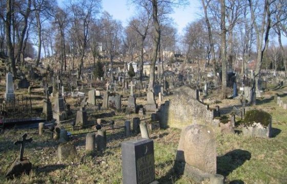 Мэрия Вильнюса будет искать в Польше родственников похороненных на Расу людей