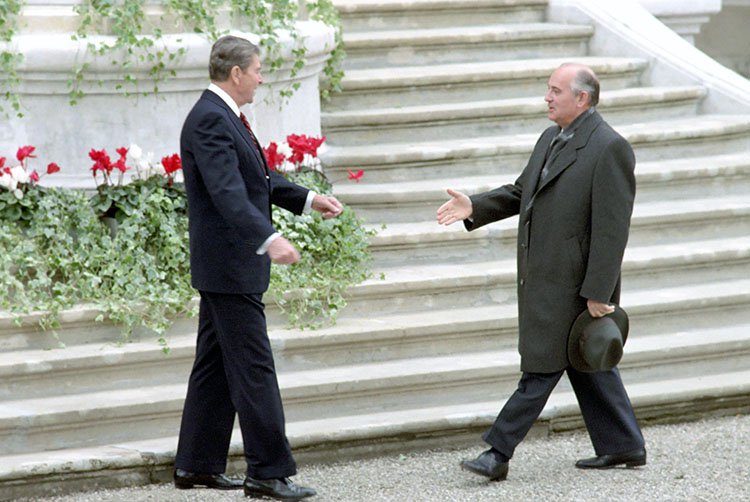 Президент США Рональд Рейган встретился с советским лидером Михаилом Горбачевым.