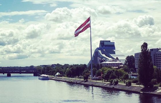 На рижской дамбе АБ установили огромный флаг Латвии