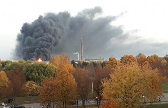 В литовском Алитусе горит здание с покрышками