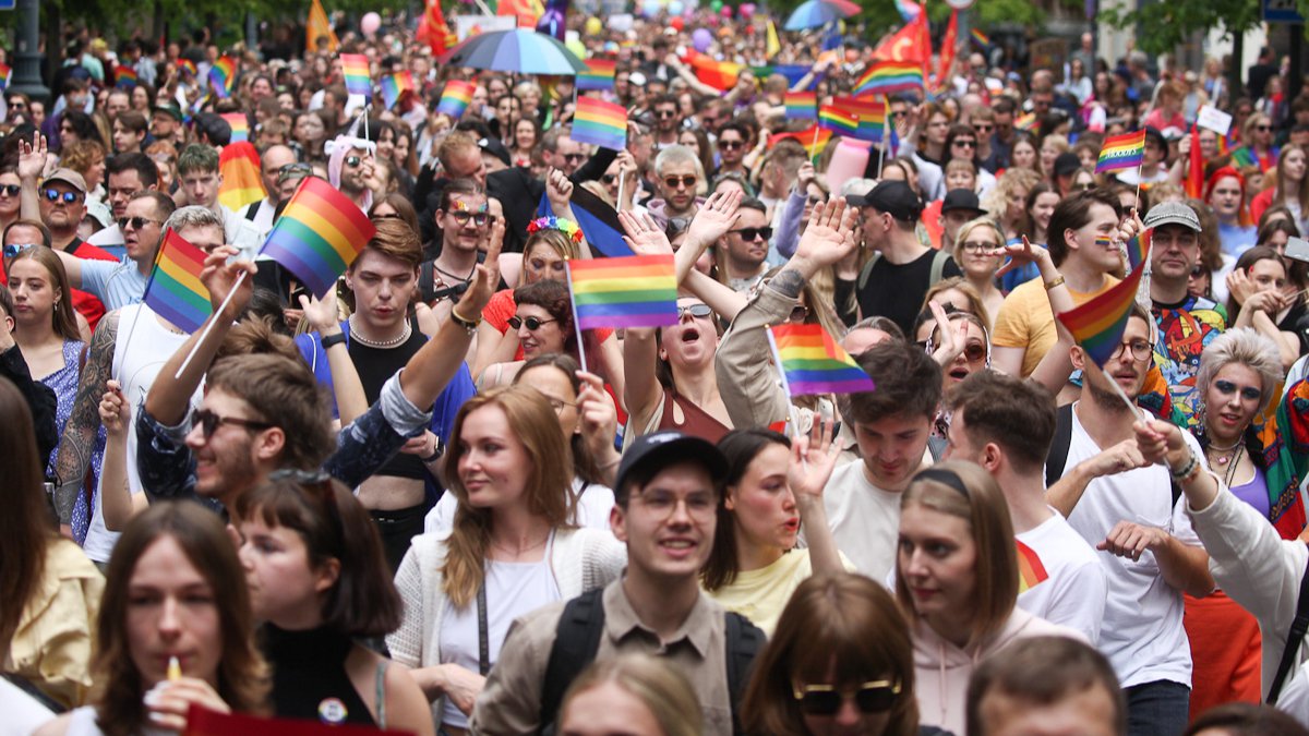 Нельзя делить права человека на правильные и неправильные». Baltic pride в  Вильнюсе прошел громко, мирно и практически без протестов — Новая газета.  Балтия