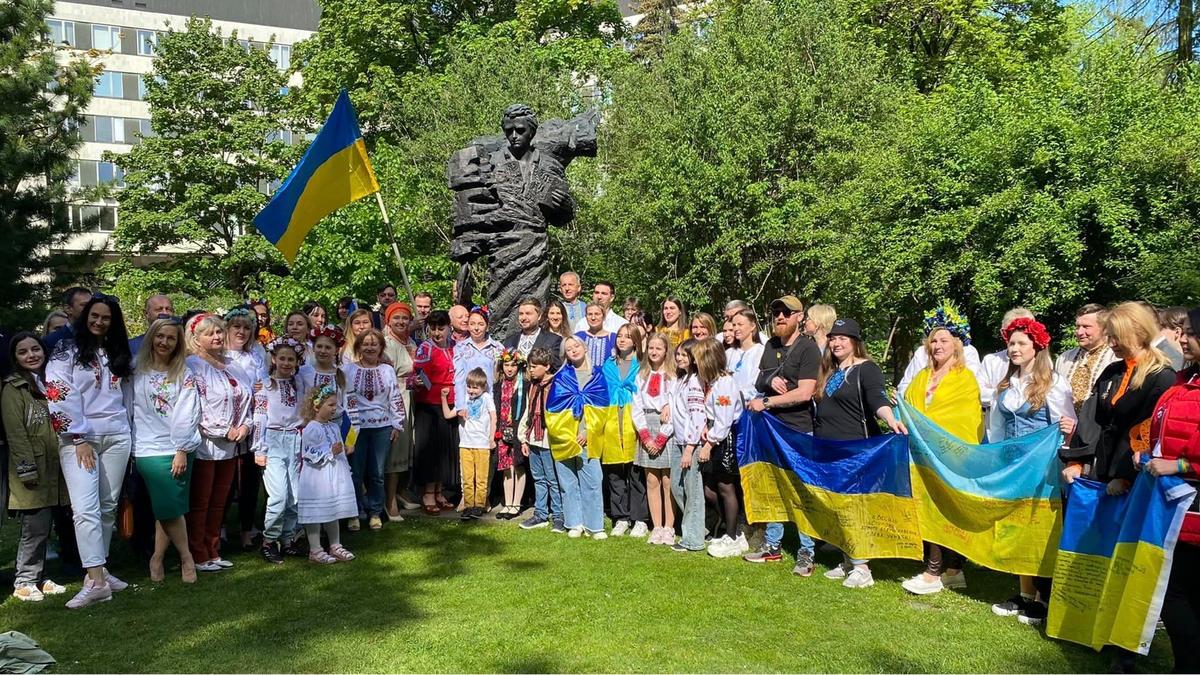 Украинцы в Риге отметили день вышиванки: «Вышиванка — генетический код Украины как части европейской семьи»
