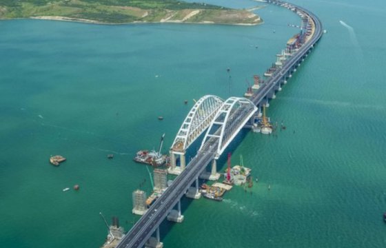 Путин открыл движение поездов по Крымскому мосту из Керчи в Тамань