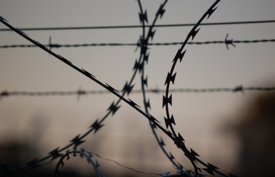 В тюрьме на западе Франции заключенный захватил заложников