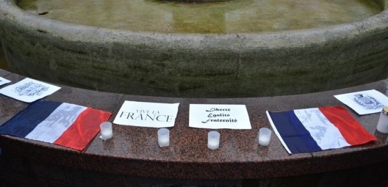 Студенты Тартуского университета провели акцию солидарности в поддержку Франции