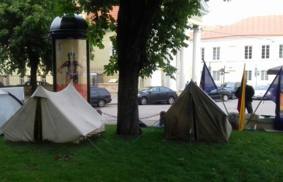 Голодающие у президентского дворца в Вильнюсе: Наша судебная система — мыльный пузырь