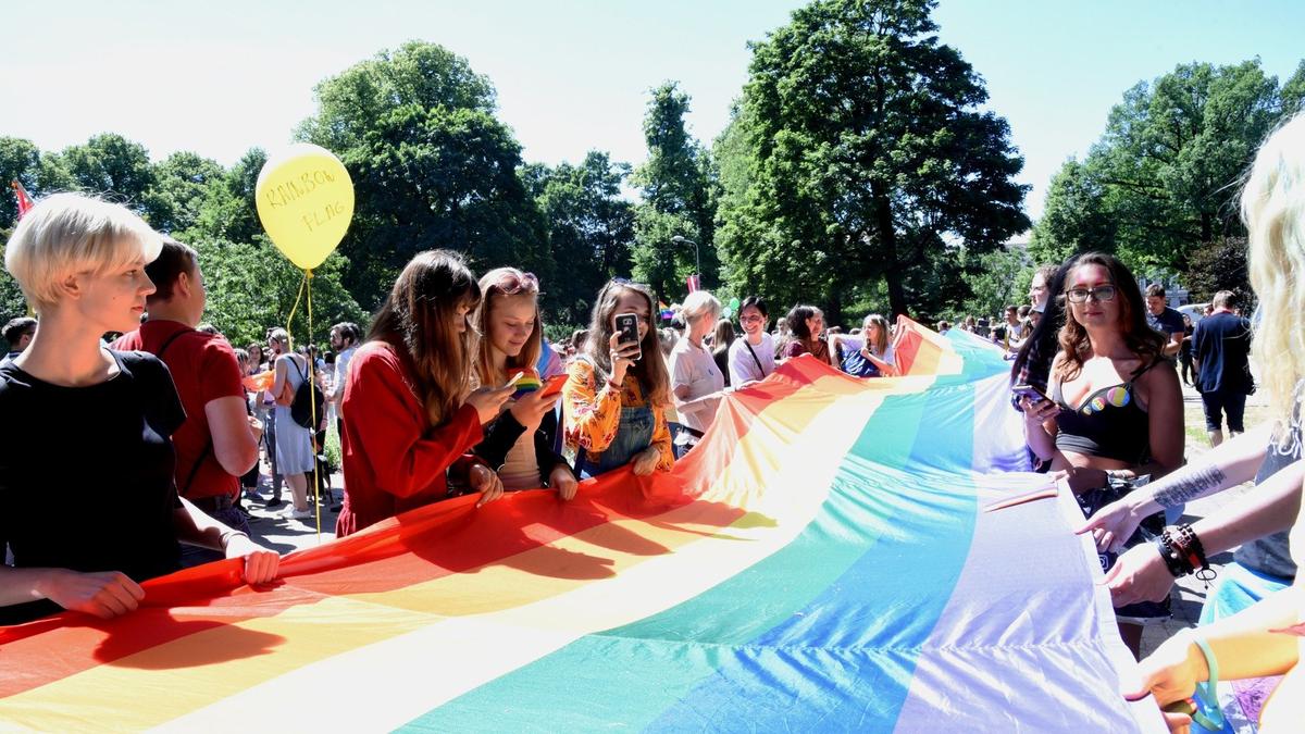 В Латвии на этой неделе могут принять закон о партнерстве — с девятой попытки. Чего ждут ЛГБТК+ активисты и однополые пары