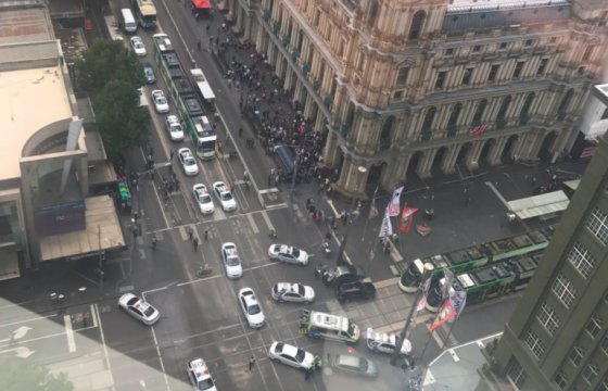 В Мельбурне машина въехала в толпу, три человека погибли