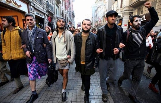 В Нидерландах мужчины в мини-юбках выразили поддержку женщинам Кельна