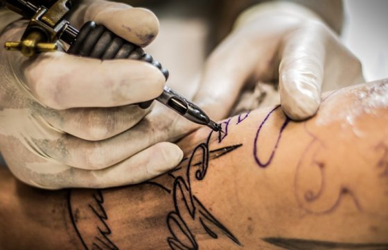 Несовершеннолетним в Эстонии запретят делать татуировки