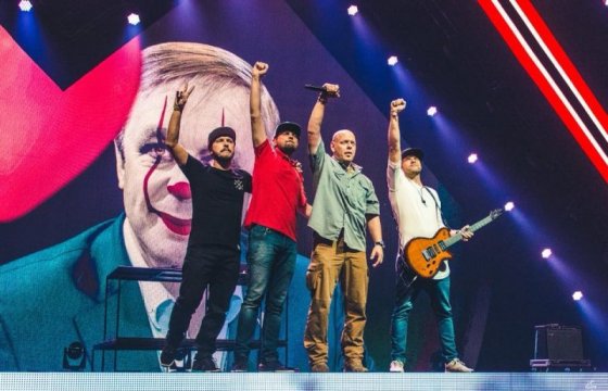 Лидера правящей партии Литвы изобразили клоуном из «Оно» Стивена Кинга