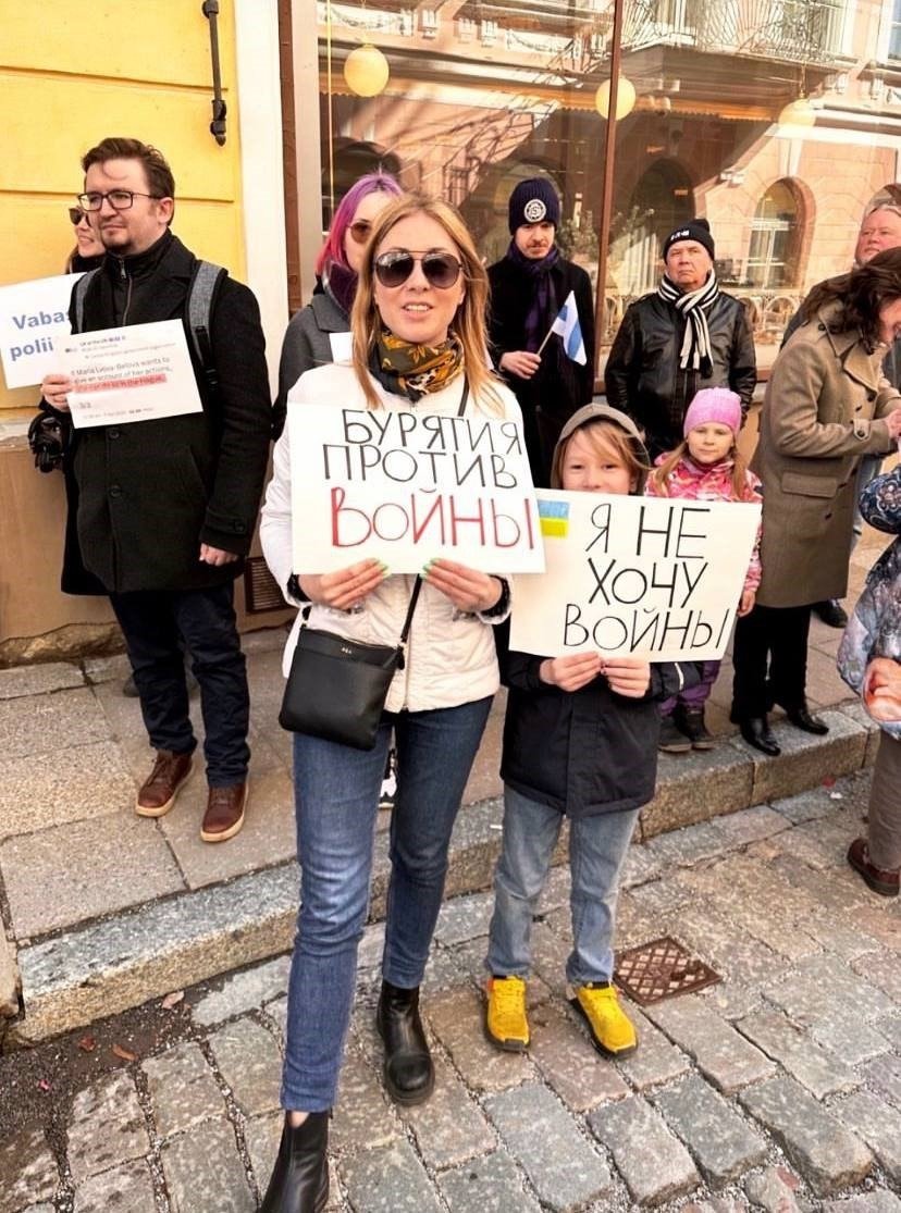 Самый первый для Анны с сыном митинг в Таллинне у посольства РФ. Филипп делал свой антивоенный плакат сам