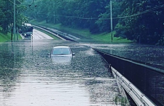 Самоуправление Вильнюса призвало горожан избегать трудных участков дорог из-за дождя