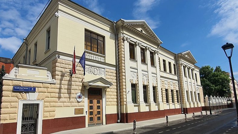Консульские и дипломатические представительства Латвии перестали принимать любые заявления на визы от россиян «в связи с непредсказуемым развитием событий в РФ»