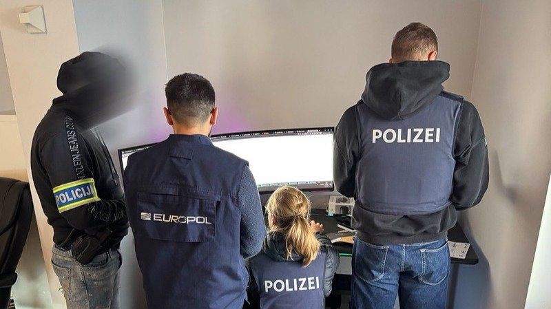 В Латвии ликвидирована инфраструктура SIMbox, создавшая 50 миллионнов аккаунтов для онлайн-мошенничества