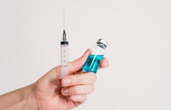 СМИ: США начали распространять вакцину Pfizer до одобрения регулятором