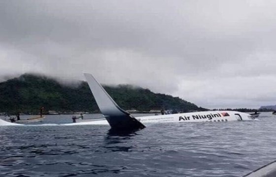 В Микронезии пассажирский самолет совершил посадку на воду