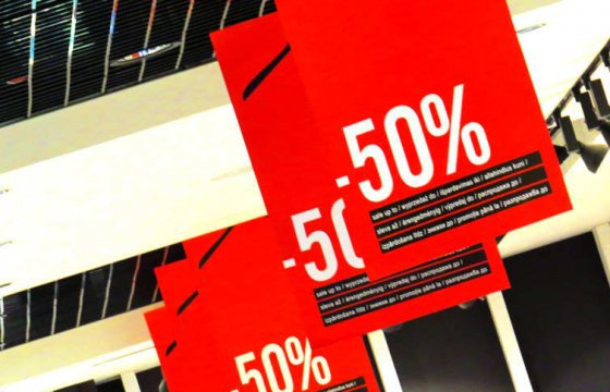Центр защиты прав потребителей: Некоторые латвийские магазины манипулируют скидками