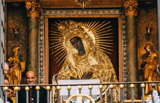 Икону Остробрамской божьей матери в Вильнюсе украсят короной из пожертвованного золота