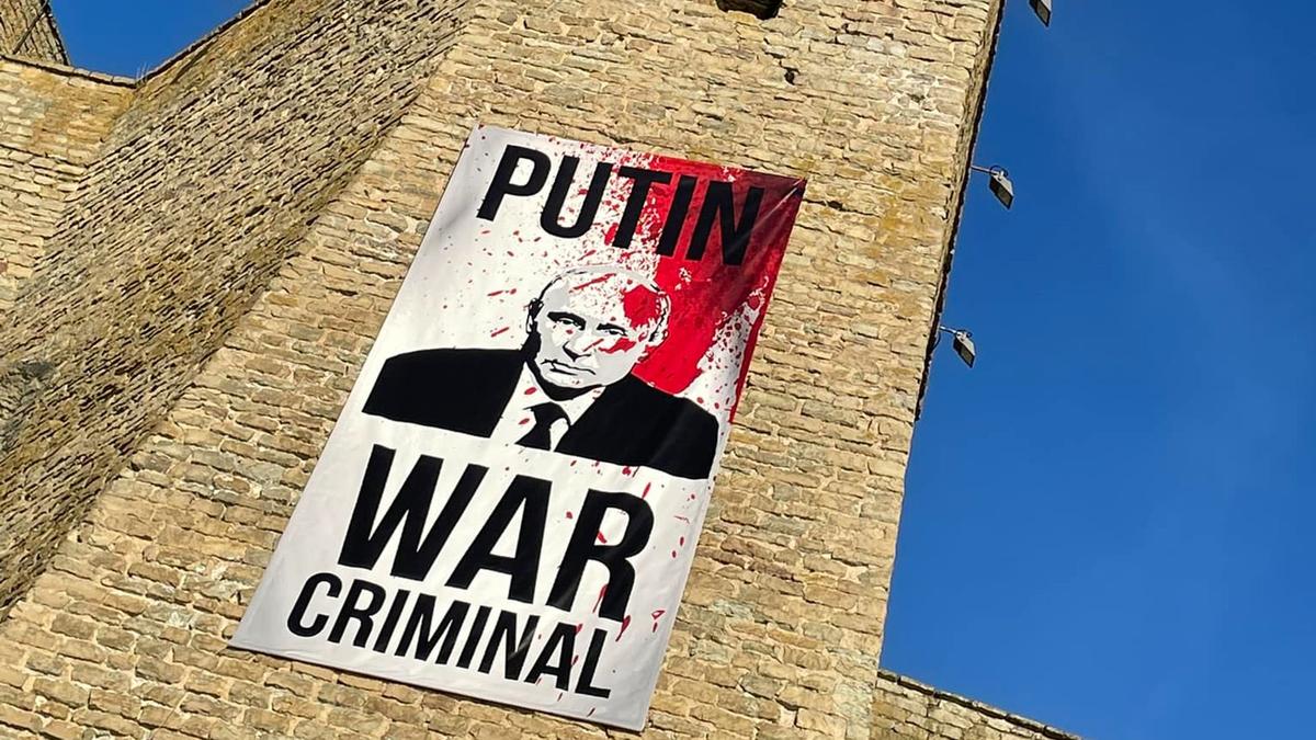 Российские пограничники попросили эстонских коллег снять плакат «Путин — военный преступник» с Нарвского замка