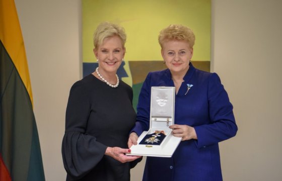 Президент Литвы передала государственную награду вдове сенатора Маккейна