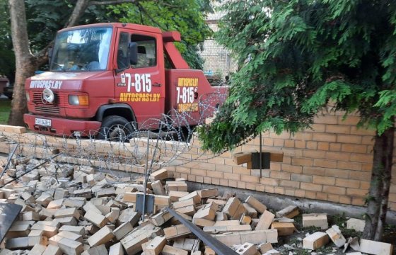 Эвакуатор протаранил стену посольства Латвии в Минске