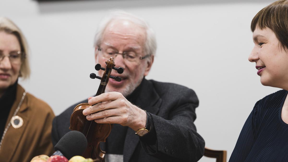 Рижский музей литературы и музыки получил уникальный дар от скрипача Гидона Кремера. Скрипка стала миллионным экспонатом музея