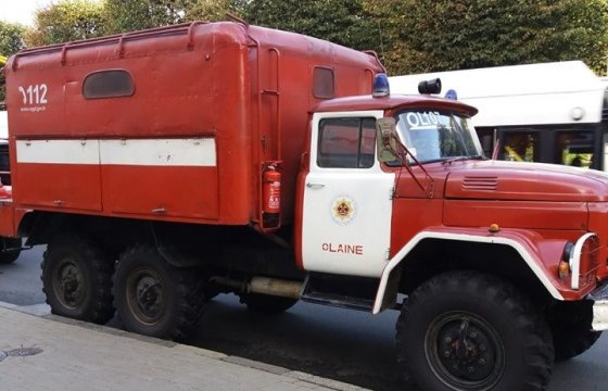Глава МВД Латвии пригнал к правительству старые пожарные машины