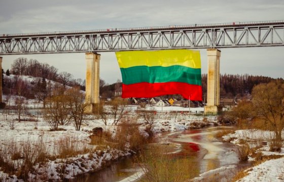 Lietuvos geležinkeliai вывесили триколор на самом высоком в Литве мосту