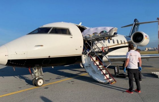 Самолет с Навальным на борту приземлился в Германии