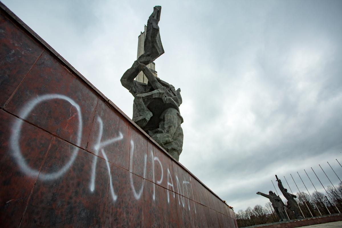 Надпись "оккупанты" на памятнике в Пардаугаве. Фото: LETA