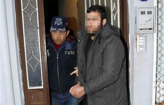Турецкая полиция перед задержанием россиян надела бахилы и сняла обувь