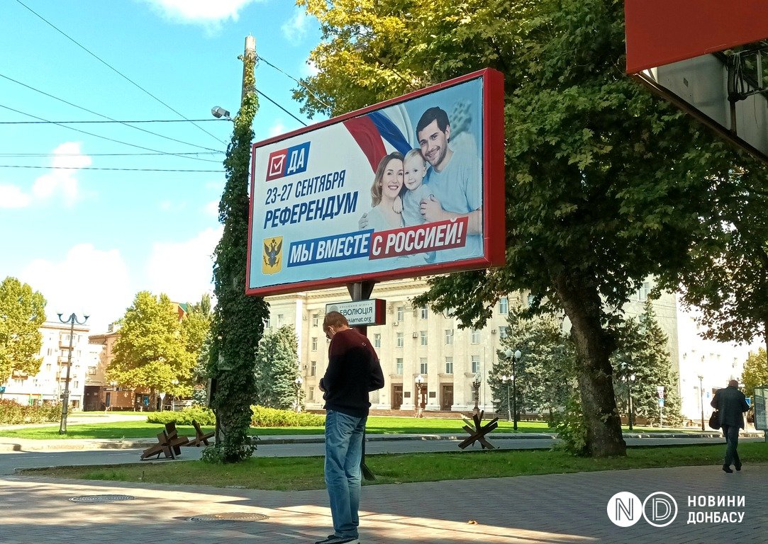 Пророссийский билборд в оккупированном Херсоне. Сентябрь 2022. Фото: Виктория Рощина / Новости Донбасса