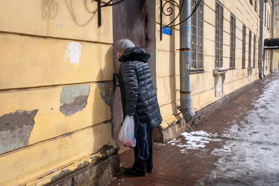 Ольга Щеглова, жена Александра Скобова, несет ему передачу в изолятор временного содержания. Фото: Дмитрий Цыганов