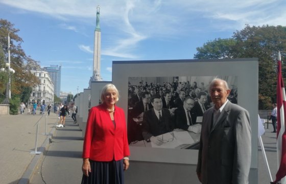У памятника Свободы открылась выставка в честь годовщины независимости Латвии
