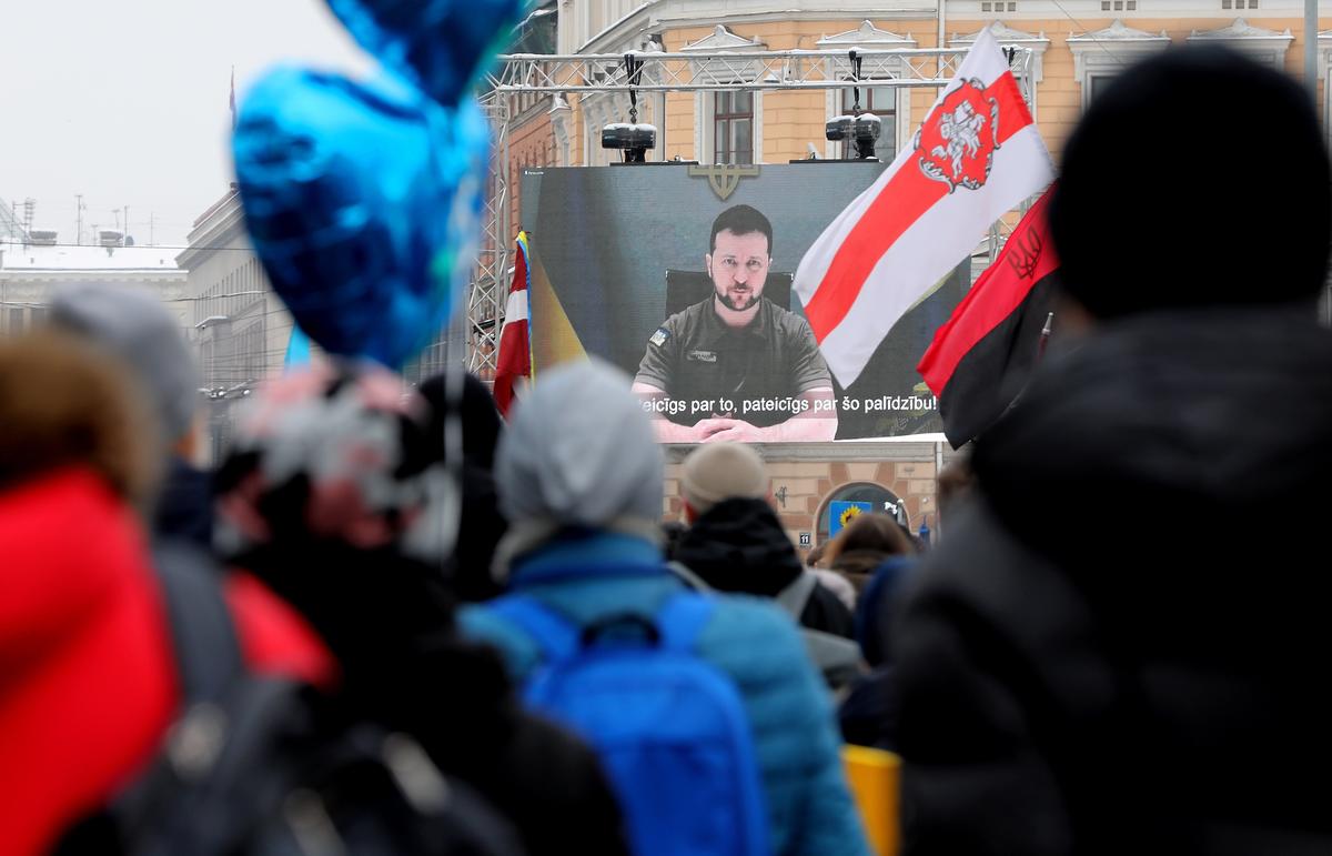 На митинге показали обращение президента Украины Владимира Зеленского. Фото: LETA