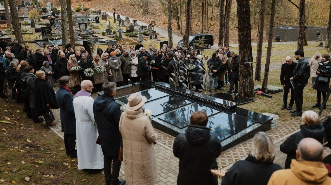 В Вильнюсе захоронили останки 27 человек, пожертвовавших тела науке: на Антакальнисском кладбище появилась специальная могила